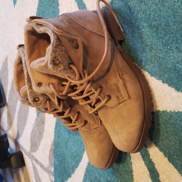 Small boots - Picture 2 of 8